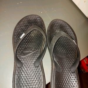 Black nike flip flops size 8